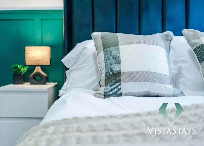 Spacious 4bdr House By Vista Short Lets & Serviced With Driveway Parking & Pool Table Μάντσεστερ