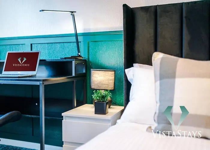 Spacious 4bdr House By Vista Short Lets & Serviced With Driveway Parking & Pool Table