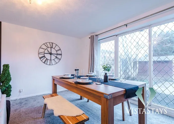 Σπίτι διακοπών Spacious 4bdr House By Vista Short Lets & Serviced With Driveway Parking & Pool Table