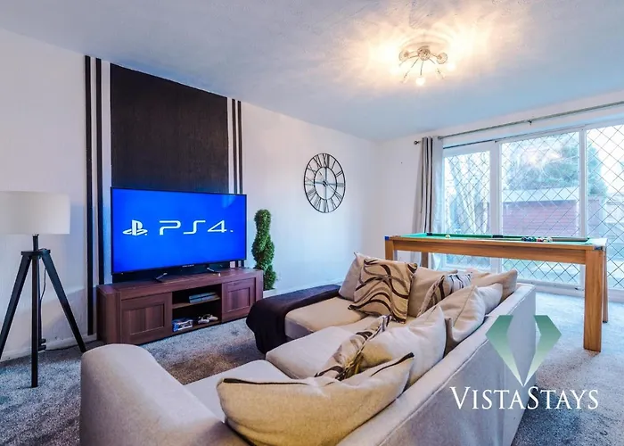 Spacious 4bdr House By Vista Short Lets & Serviced With Driveway Parking & Pool Table Casa vacanze *