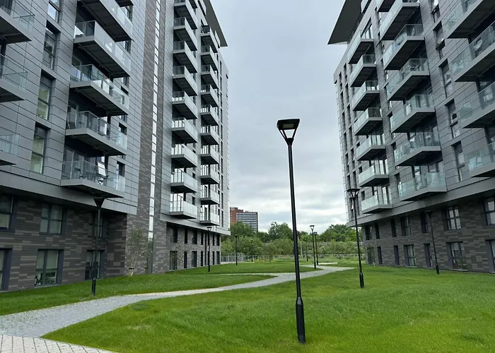 Penthouse Height Flat, View Balcony, Quiet, Free Wifi, Gym & Minimalistic Apartment *