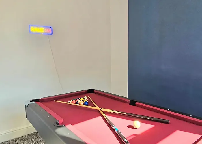 Elegant 2 Bed House Near Centre Manchester