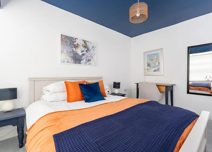 Hill Lane In - Free Parking