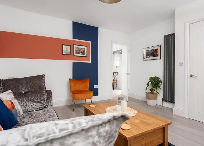 Hill Lane In - Free Parking *