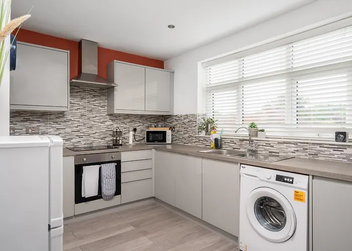 Hill Lane In - Free Parking *