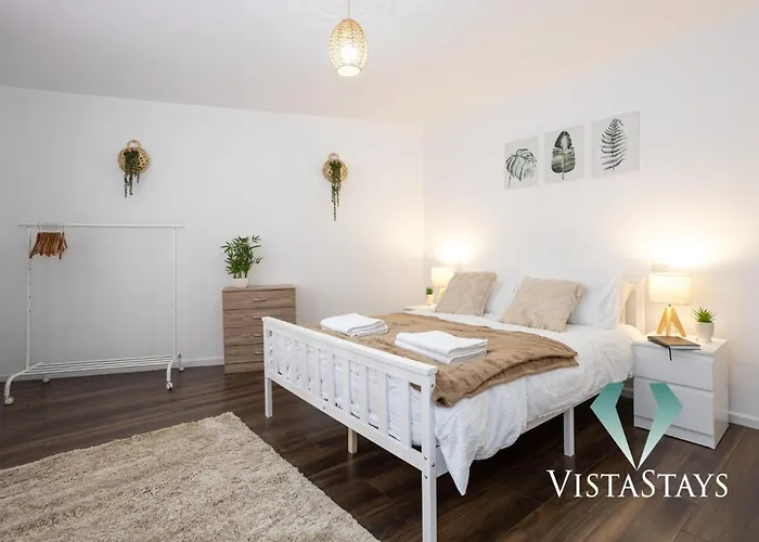 Spacious 5bdr House By Vista Short Lets & Serviced With Free Wifi, Parking & Netflix *