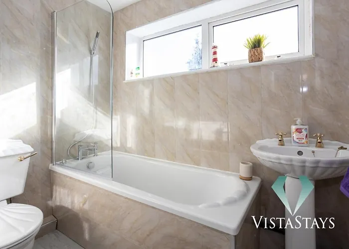 Spacious 5bdr House By Vista Short Lets & Serviced With Free Wifi, Parking & Netflix 펜션 맨체스터