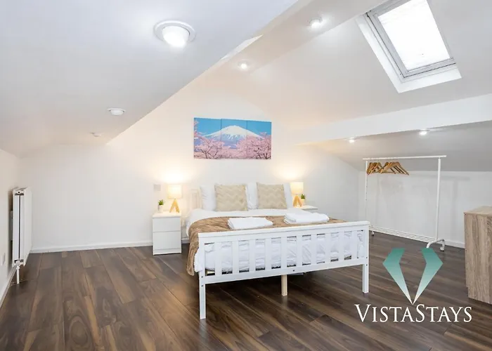 Hébergement de vacances Spacious 5bdr House By Vista Short Lets & Serviced With Free Wifi, Parking & Netflix *