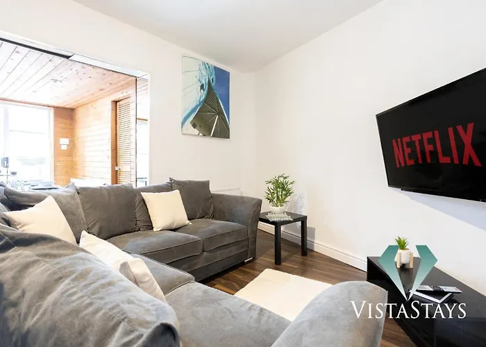 Spacious 5bdr House By Vista Short Lets & Serviced With Free Wifi, Parking & Netflix Manchester