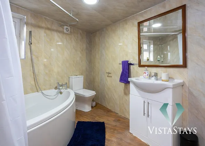 Spacious 5bdr House By Vista Short Lets & Serviced With Free Wifi, Parking & Netflix 펜션