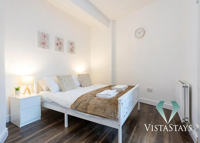 Spacious 5bdr House By Vista Short Lets & Serviced With Free Wifi, Parking & Netflix * 맨체스터