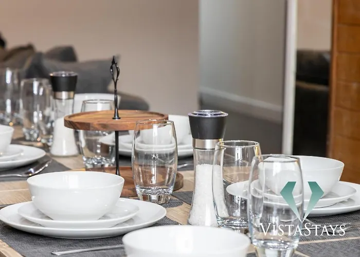 Spacious 5bdr House By Vista Short Lets & Serviced With Free Wifi, Parking & Netflix Manchester