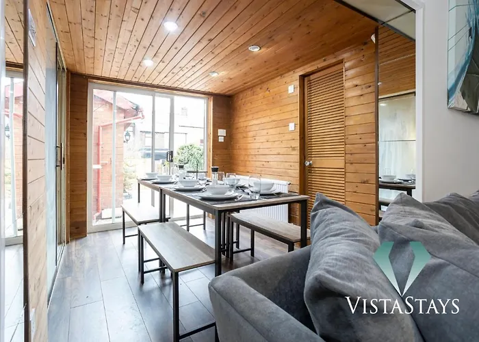Spacious 5bdr House By Vista Short Lets & Serviced With Free Wifi, Parking & Netflix * Manchester