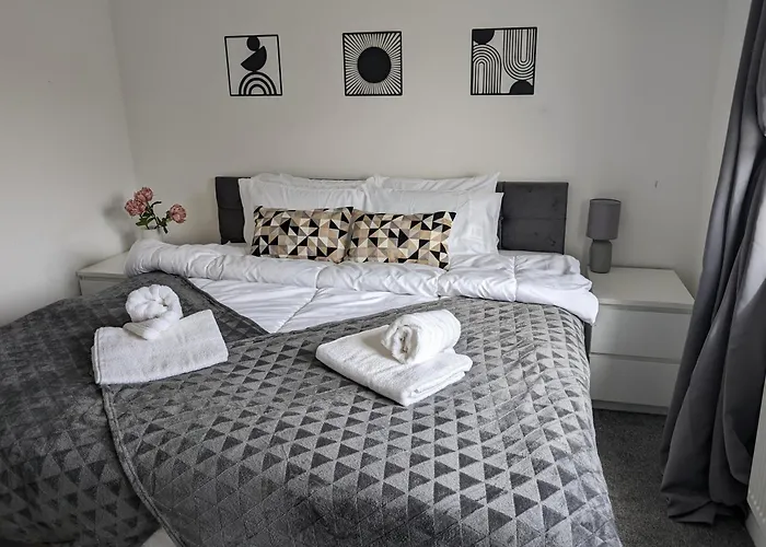 بيت للعطل Centre House, Perfect For Long Stays! Parking, Wifi, Outdoor Space مانشستر