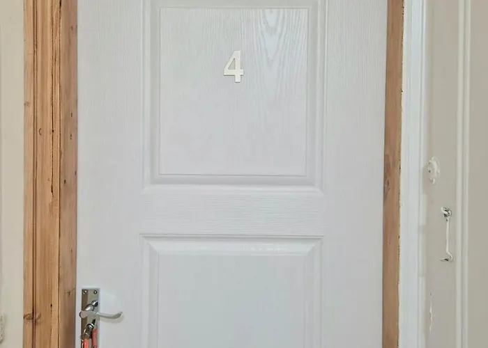 In 6 Minutes Drive To Victoria Station *