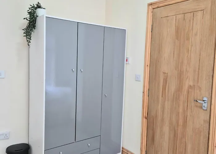 Pansiyon In 6 Minutes Drive To Victoria Station *