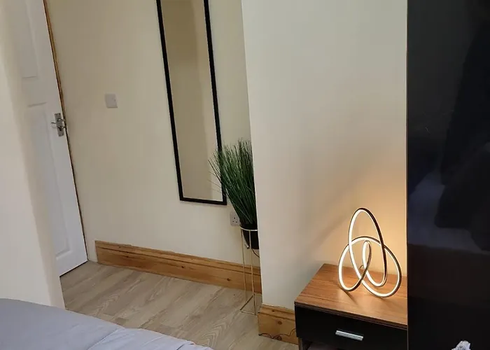 In 6 Minutes Drive To Victoria Station Pansiyon Manchester