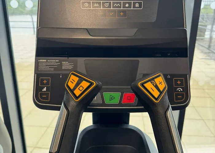 Apartment Penthouse Height Flat, View Balcony, Quiet, Free Wifi, Gym & Minimalistic *