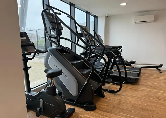 Penthouse Height Flat, View Balcony, Quiet, Free Wifi, Gym & Minimalistic * Manchester