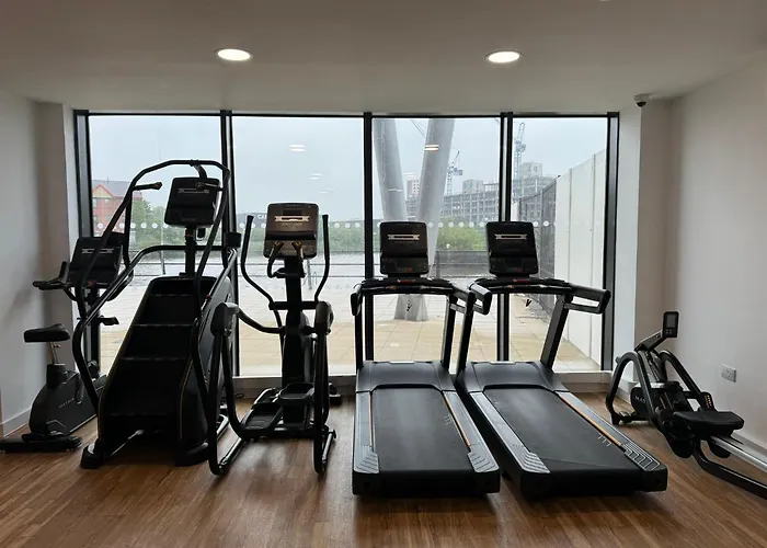 Penthouse Height Flat, View Balcony, Quiet, Free Wifi, Gym & Minimalistic