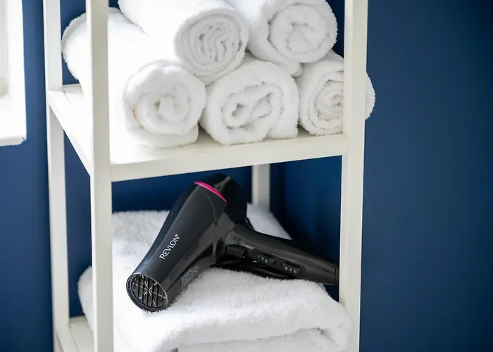 Modern 2 Bed With Driveway Near Coop Live & Etihad Stadium , Sleeps 5 , Self Checkin And Free Parking