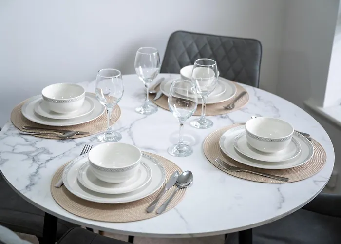 Modern 2 Bed With Driveway Near Coop Live & Etihad Stadium , Sleeps 5 , Self Checkin And Free Parking Prázdninový dům Manchester