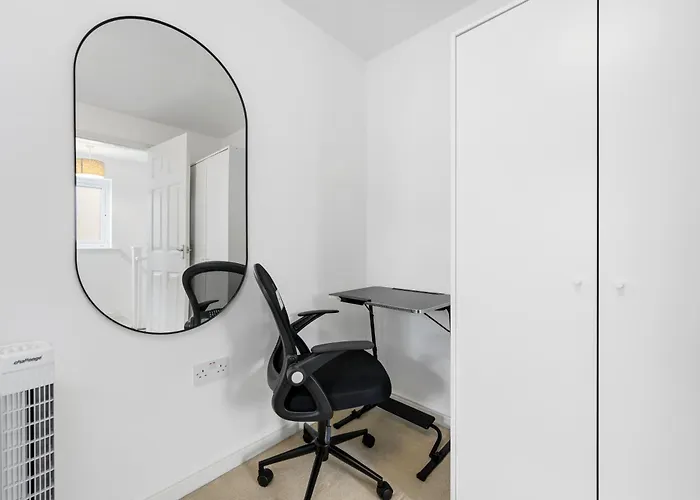 Modern 2 Bed With Driveway Near Coop Live & Etihad Stadium , Sleeps 5 , Self Checkin And Free Parking Dom wakacyjny Manchester