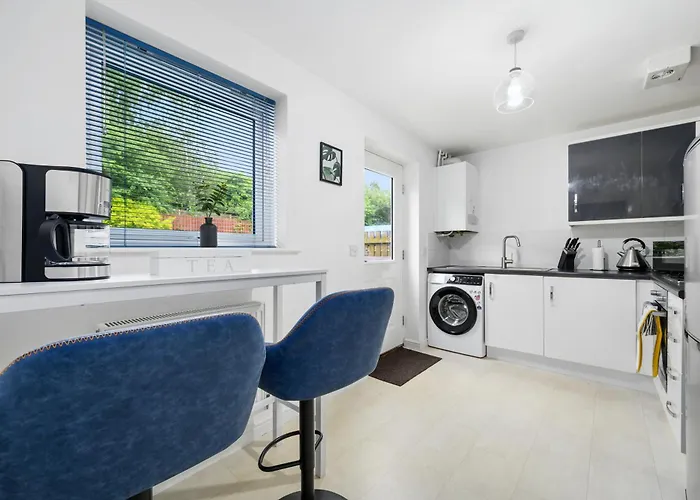 Modern 2 Bed With Driveway Near Coop Live & Etihad Stadium , Sleeps 5 , Self Checkin And Free Parking *