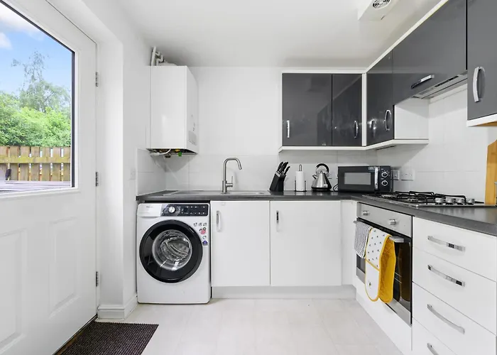 Modern 2 Bed With Driveway Near Coop Live & Etihad Stadium , Sleeps 5 , Self Checkin And Free Parking Manchester