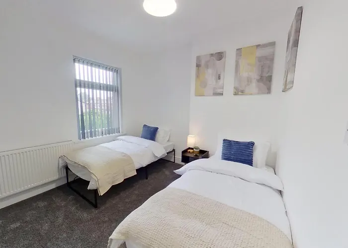 Elegant 2 Bed House Near Centre