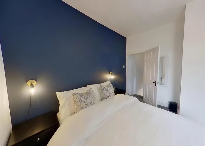 Elegant 2 Bed House Near Centre Manchester