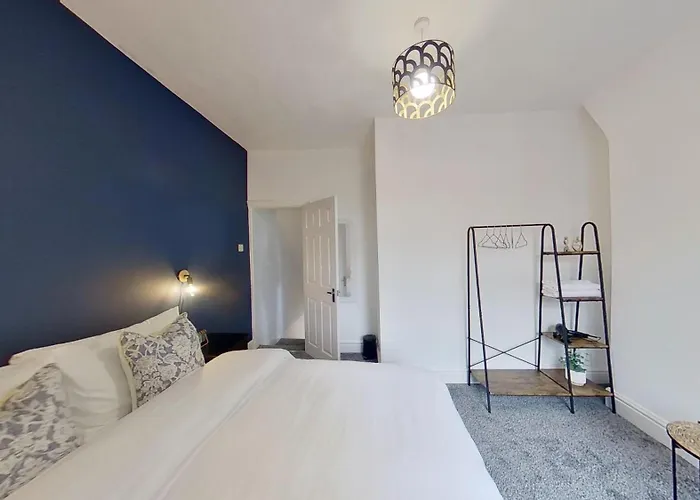 Elegant 2 Bed House Near Centre