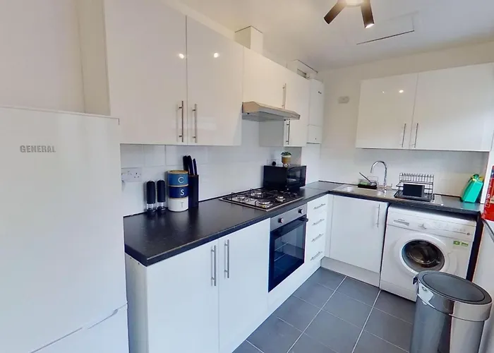 Elegant 2 Bed House Near Centre *