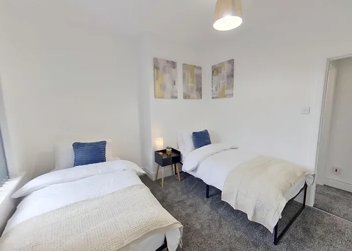 Elegant 2 Bed House Near Centre *