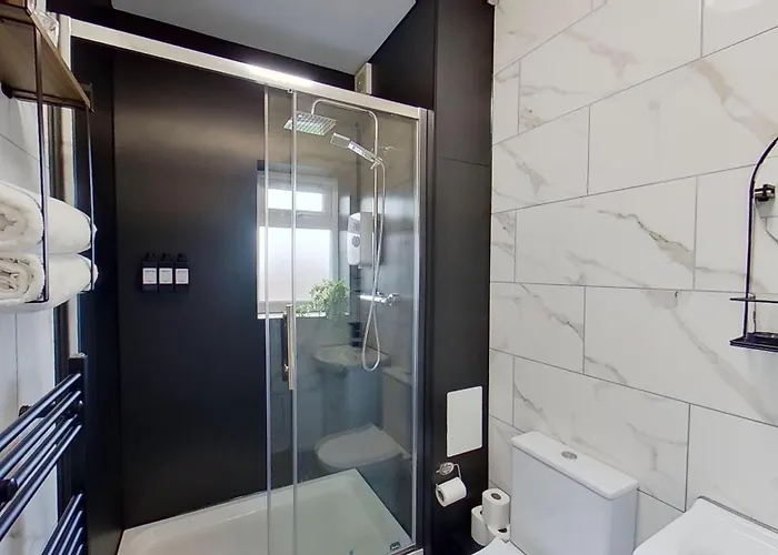 Elegant 2 Bed House Near Centre