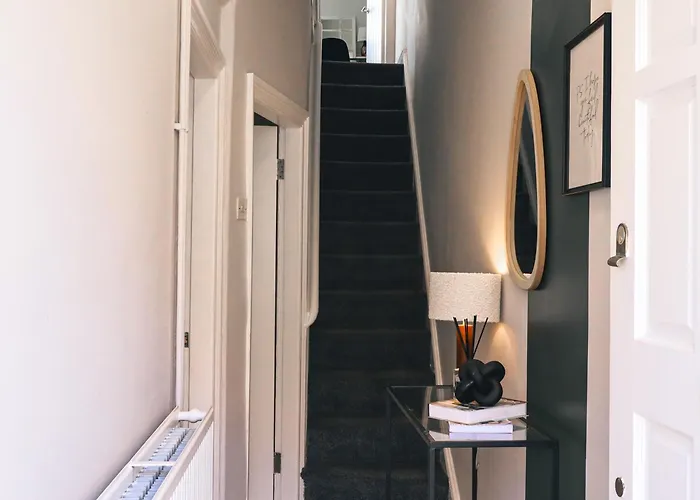 Spacious Stylish With Free Parking 10 Mins To Centre & Ao Arena Ideal For Groups & Long *