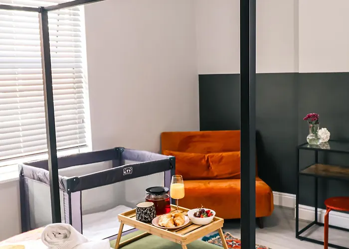 Spacious Stylish With Free Parking 10 Mins To Centre & Ao Arena Ideal For Groups & Long בית נופש