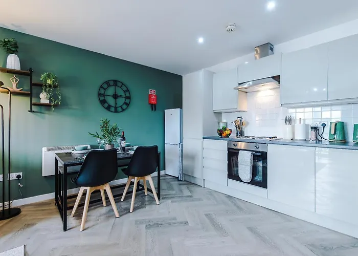 New! Stunning 2-bed In By 53 Degrees Property, Amazing Location - Sleeps 6! *