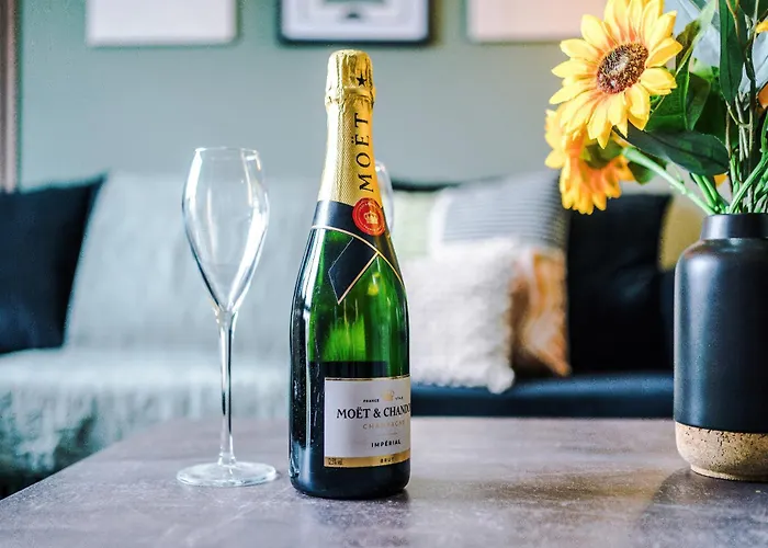 New! Stunning 2-bed In By 53 Degrees Property, Amazing Location - Sleeps 6! *