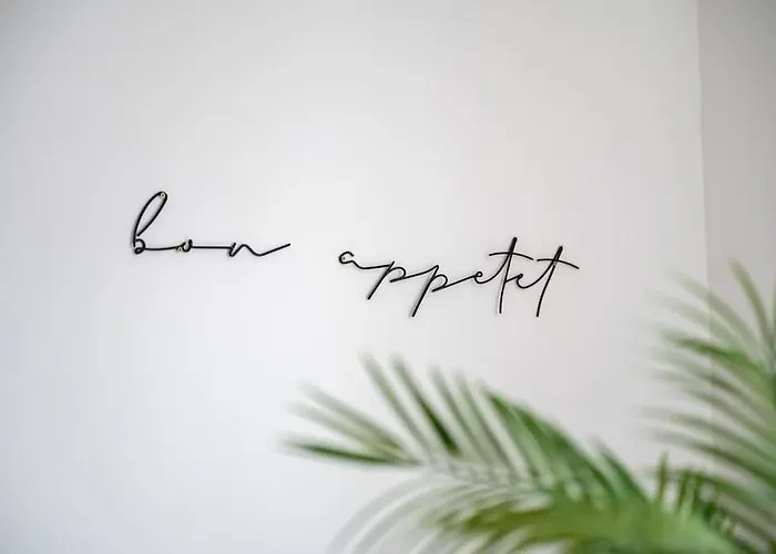 Piccadilly Luxury Three Bedroom *