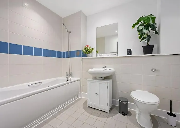 Piccadilly Luxury Three Bedroom *