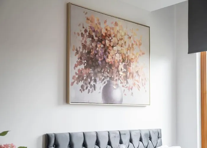 Piccadilly Luxury Three Bedroom Apartament *