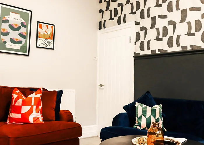 Spacious Stylish With Free Parking 10 Mins To Centre & Ao Arena Ideal For Groups & Long *