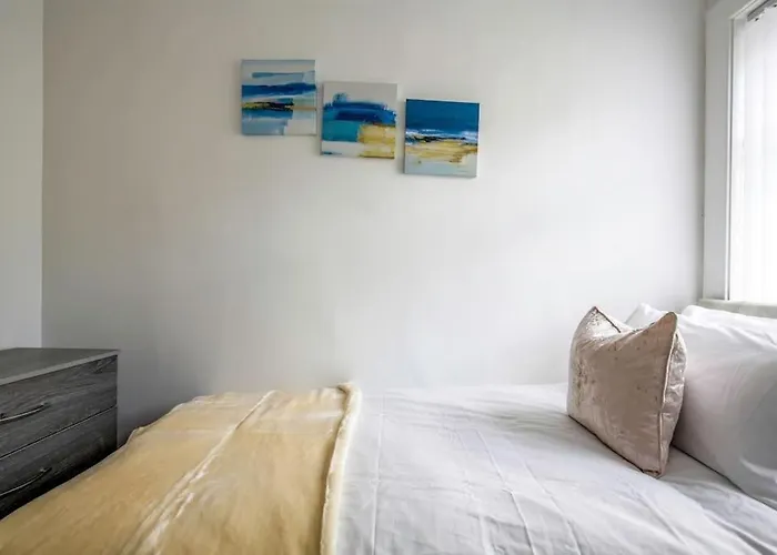 Big New House - 5bdr Near