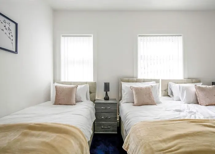 Big New House - 5bdr Near