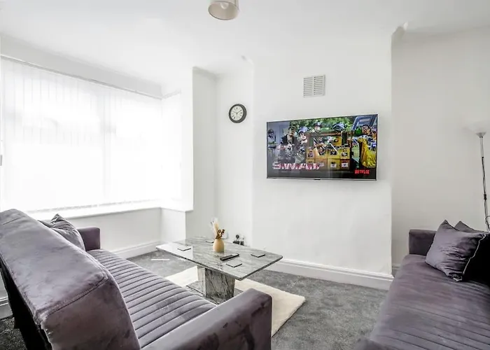 Big New House - 5bdr Near Manchester