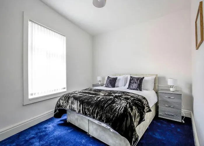 Big New House - 5bdr Near Tatil Evi Manchester