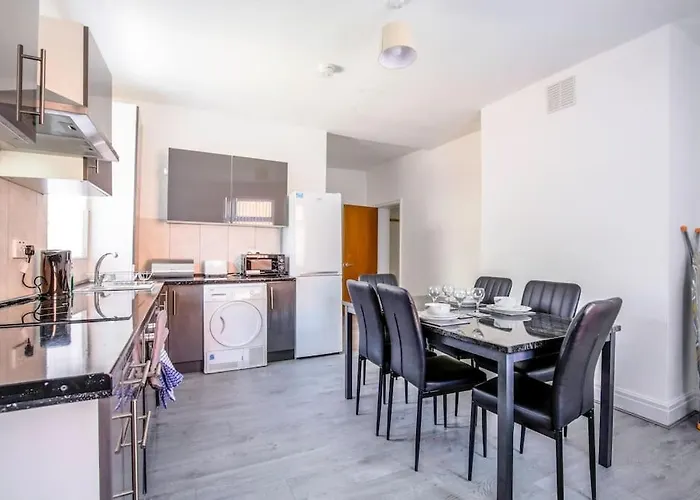 Big New House - 5bdr Near Manchester