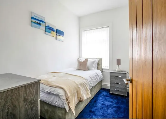 Big New House - 5bdr Near Tatil Evi Manchester