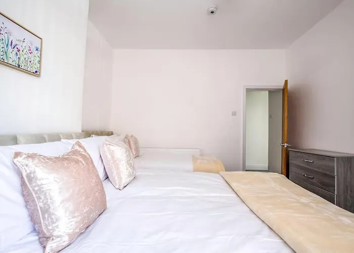 Big New House - 5bdr Near Manchester